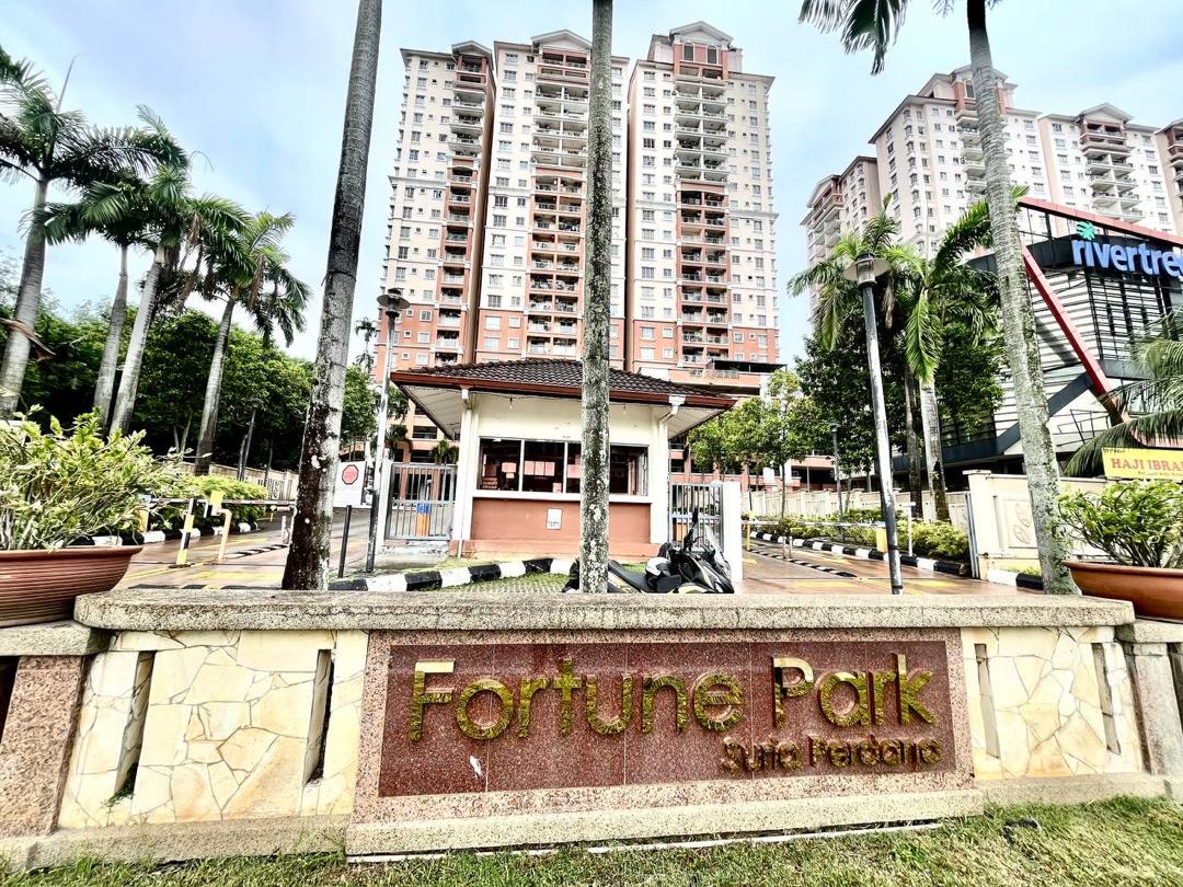 APARTMENT FOR SALE - FORTUNE PARK SERVICES APARTMENT, SERI KEMBANGAN  [ FACING LAKE ]