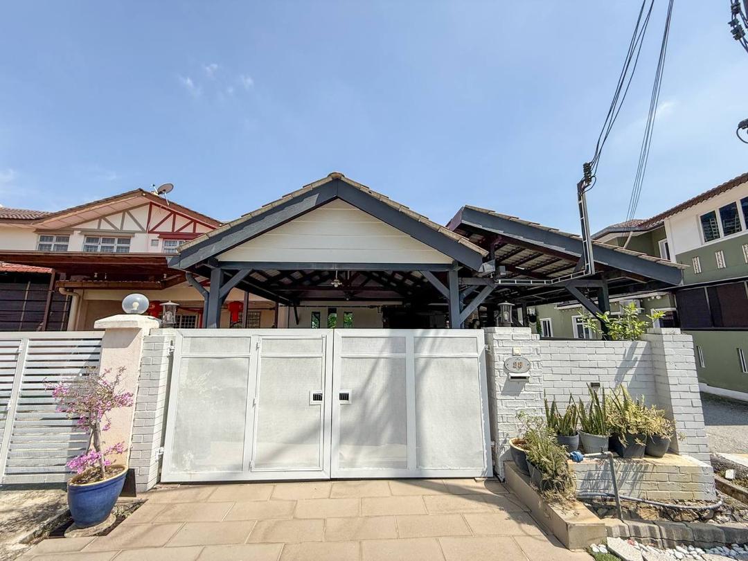 TERRACE HOUSE FOR SALE - END LOT DOUBLE STOREY  TAMAN PUTRA PERDANA PUCHONG